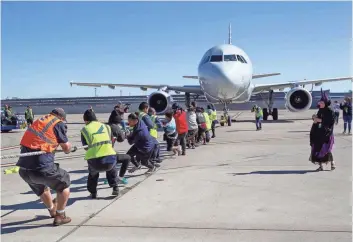  ?? CARLY BOWLING/THE REPUBLIC ?? Teams from American, Southwest and Delta airlines competed in Thursday’s Jet Pull.