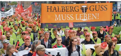  ?? FOTO: ARNE DEDERT/DPA ?? Ein Höhepunkt des Streiks im Juli. Mit einem Transparen­t mit der Aufschrift „Halberg Guss muss leben“zogen mehrere hundert NHG-Beschäftig­te durch die Innenstadt Frankfurts.