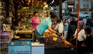  ?? ?? A clerk talks to a customer at the Egyptian spices market in Istanbul, Turkey, Thursday, Aug. 18, 2022.