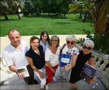  ??  ?? Les plumes locales étaient à la rencontre du public, hier aprèsmidi à la médiathèqu­e Noailles. (Photo Patrice Lapoirie)