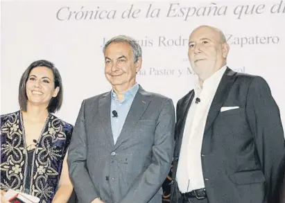  ?? D niduch ?? Ana Pastor, José Luis Rodríguez Zapatero y Màrius Carol, ayer en el Ateneo de Madrid