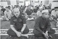  ?? — Gambar Bernama ?? BERJEMAAH: Mohd Nor (kiri) dan pasukan mencari dan menyelamat (SAR) antara jemaah yang turut menunaikan Solat Sunat Aidiladha di Masjid Kampung Pantai, Seremban, semalam.