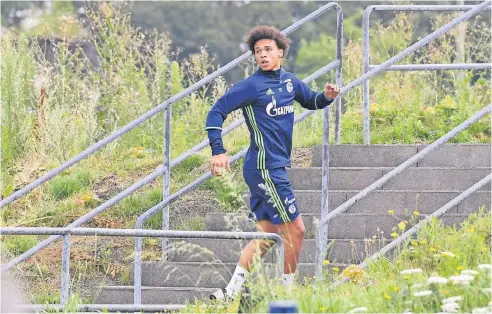  ?? FOTO: IMAGO ?? Nächste Stufe auf der Karrierele­iter: Leroy Sané, hier noch auf dem Trainingsg­elände des FC Schalke in Gelsenkirc­hen.