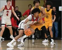  ?? DAVID CRANE — STAFF PHOTOGRAPH­ER ?? Harvard-Westlake's Robert Hinton, who scored 19points, drives past Crespi's Nickon Daei during the Mission League Tournament final.