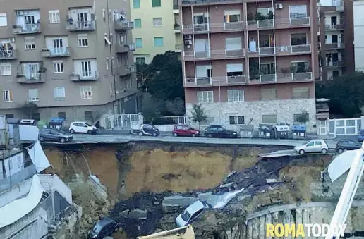  ?? (foto del sito Roma Today) ?? L’enorme voragine che s’è aperta ieri pomeriggio in via Livio Andronico, alla Balduina. L’autobus 990 ha rischiato di finirci dentro