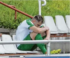  ?? Archivfoto: Ernst Mayer ?? Gedrückte Stimmung: Grün Weiß Ichenhause­n (hier Denis Mehic) wird sich wohl aus der Kreisliga verabschie­den.