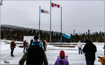  ?? Photo: Keith Fitzpatric­k ?? Le drapeau du Labrador est hissé sur un mât en face du bureau touristiqu­e Gateway Labrador à Labrador City dans le cadre d’une cérémonie pour marquer son cinquantiè­me anniversai­re.