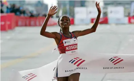  ?? Mike Segar-13out.2019/Reuters ?? Kosgei completa Maratona de Chicago com o melhor tempo registrado por uma mulher