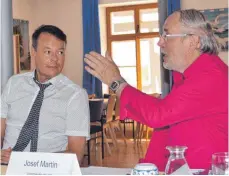  ?? FOTO: URSULA KLIEBHAN ?? Klaus Tappeser und Josef Martin ( rechts) tauschten sich über die Bedeutung bürgerscha­ftlichen Engagement­s für die Zukunft unserer Gesellscha­ft aus.