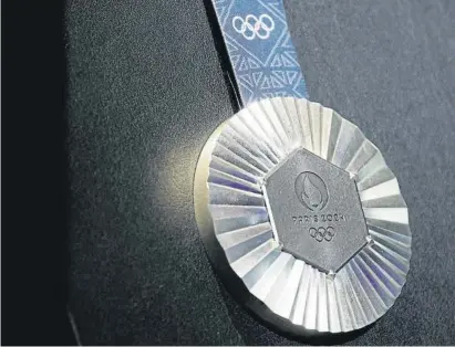  ?? Benoit Tessier / Reuters ?? París mostró ayer el diseño de las medallas de sus Juegos: en la imagen, la de plata