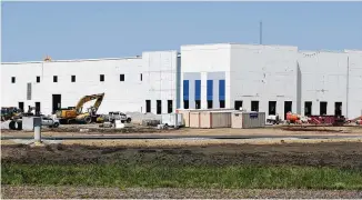  ?? BILL LACKEY/STAFF ?? Constructi­on of the Gabe’s 870,000-square-foot Distributi­on Center continues in the Prime Ohio II industrial park.