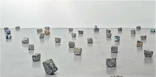  ??  ?? Vista de las pinturas sobre piedra de Max Gómez Canle en el piso de la galería Ruth Benzacar. La muestra puede verse ahora solo en su versión online.