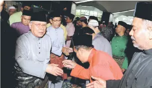  ?? — Gambar Bernama ?? RAMAH MESRA: Tun Abdul Rahman bersalaman dengan jemaah yang hadir selepas menunaikan solat sunat Aidiladha di Masjid Negeri dekat George Town, semalam.