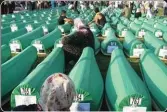  ??  ?? Foto kolazh nga masakra e Srebrenicë­s