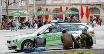  ?? Symbolfoto: Silvio Wyszengrad ?? Am Augsburger Königsplat­z wurde ein Afrikaner attackiert. Als die Polizei eintraf, stellte sich heraus, dass die mutmaßlich­en Tä ter Polizisten aus Giengen an der Brenz waren. Zwei von ihnen wurden nun verurteilt.