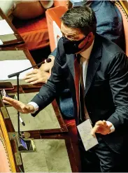  ??  ?? Le tensioni Mercoledì la maggioranz­a tiene e il Mes passa, ma il leader di Iv Matteo Renzi in Senato attacca Conte sul Recovery fund: «Così com’è non lo voteremo mai»