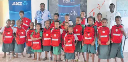  ?? Photo: ANZ Media ?? Reach 4 Your Future and ANZ staff with students during the Christmas Carols in Koro initiative, in Koro on December 2017.