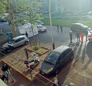  ??  ?? Parigi)
Sopra il cartello sulla ciclabile in piazza Beccaria che annunciava la chiusura della pista ciclabile, ma prima dell’incidente che è costato la vita a Luca Lippi