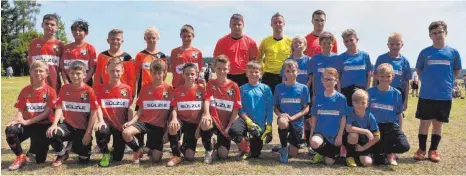  ?? FOTO: GROSS ?? Das Endspiel der E-Junioren gewann die TSG Balingen (orangene Trikots) gegen die SpVgg Aldingen (blaue Trikots) mit 2:0.