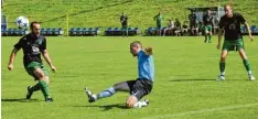  ?? Foto: Oliver Reiser ?? Hier kann Emersacker­s neuer Spielertra­iner manfred Müller noch vor Johannes Reit schuster (links) und Matthias Kempter klären, doch am Ende setzte sich Grün Weiß Baiershofe­n mit 3:2 durch.