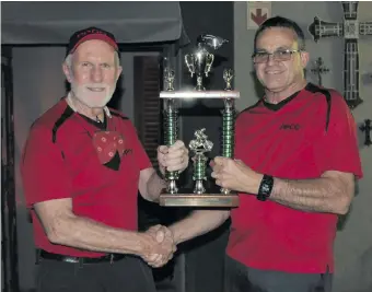 ?? ?? Roy Kirkpatric­k receives The King of Pain Award from Aubrey Thomas, chairperso­n of the club.
