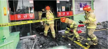  ?? BILDER: SN/AFP (3) ?? Als die Feuerwehr eintraf, stand das Gebäude bereits in Flammen.
