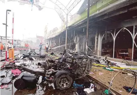  ?? REUTERS PIC ?? The view of the blast site outside the Big C supermarke­t in Pattani, Thailand, yesterday.