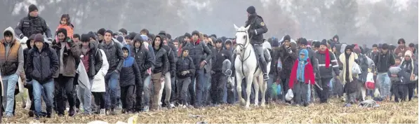  ?? Foto: Maja Hitij, dpa ?? In Zügen, in Bussen und schließlic­h zu Fuß sind tausende und abertausen­de Kriegsflüc­htlinge aus Syrien auf dem Weg nach Europa.