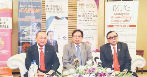  ??  ?? (From left) Azman, Abang Johari and Abang Abdul Karim at the press conference. — Photo by Muhammad Rais Sanusi