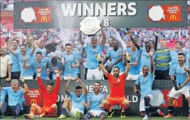  ??  ?? CAMPEONES. Los jugadores del Manchester City celebran en Wembley la conquista de la Community Shield.