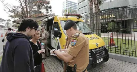  ?? Daniel Castellano/FramePhoto ?? Polícia militar e bombeiros cadastram moradores em torno do prédio da Justiça Federal em Curitiba onde Lula irá depor