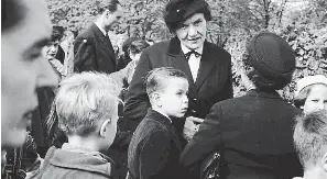  ?? FOTO WIKIPEDIE ?? Na otcově pohřbu. Sedmiletý László se svou matkou při posledním rozloučení s otcem, které režim povolil rodině až v roce 1956, sedm let po jeho popravě.