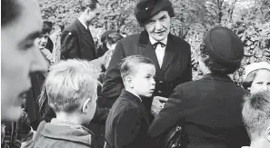  ?? FOTO WIKIPEDIE ?? Na otcově pohřbu. Sedmiletý László se svou matkou při posledním rozloučení s otcem, které režim povolil rodině až v roce 1956, sedm let po jeho popravě.