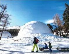  ??  ?? Sledding in front of Tatra Ice Temples at Hrebieno.