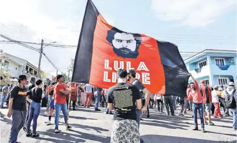  ??  ?? ► Partidario­s de Lula se manifiesta­n fuera de la sede de la Policía Federal de Curitiba, el domingo pasado.
