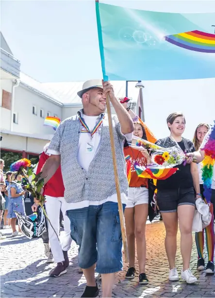  ??  ?? LYCKA. Arrangörer­na Johan och Robin (i mitten) beskrev den historiska Prideparad­en som ”helt crazy” och ”verkligen en folkfest”. Det uppskattas att omkring tusen personer deltog i paraden som gick genom centrum.