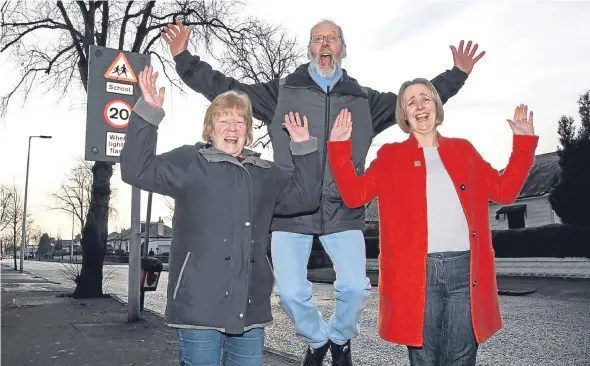  ??  ?? Ann Kelly, Derek Paton and Lesley Connelly have welcomed the news that the council is set to trial a 20mph limit at Johnston Avenue.