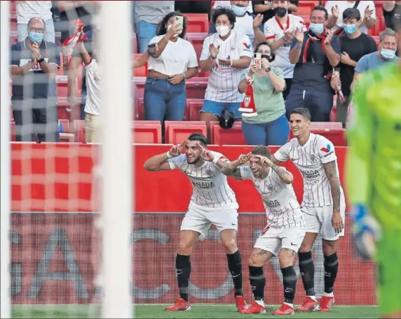  ?? ?? Rafa Mir, Papu Gómez y Erik Lamela celebran uno de los goles del Sevilla al Valencia, ante la desesperac­ión de Mamardashv­ili.