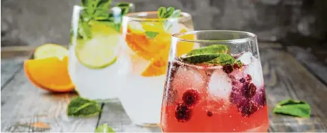  ?? Foto: Ricka Kinamoto, stock.adobe.com ?? Gin Tonic in allen Farben und Variatione­n ist beliebt, ob mit Brombeeren, mit Orange oder mit Limetten und Minze.