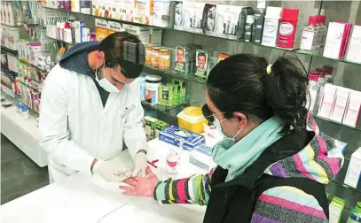  ?? EUROPA PRESS ?? Prueba serológica de coronaviru­s en una farmacia