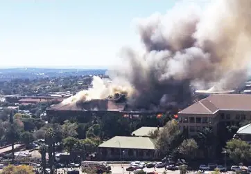  ?? Picture: CITY OF JOBURG ?? ABLAZE: Smoke billows from the BraamPark building in Braamfonte­in yesterday.