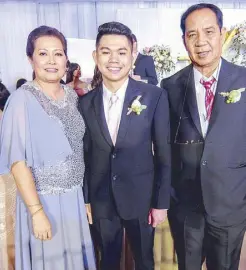  ??  ?? Bride’s family: Legendary athlete Lydia de Vega and Paulo Mercado with son Paulo