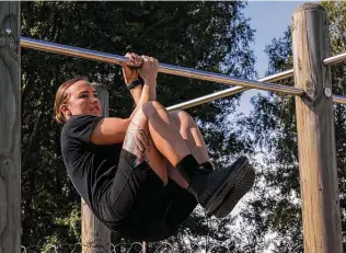  ?? Spc. Zachary Stahlberg, U.S. Army / Washington Post ?? The Army’s problem is rooted in one of the test’s six events — the leg tuck — which requires troops to hang from a pull-up bar before lifting themselves using abdominal and arm muscles.