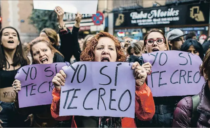  ?? DANI DUCH ?? Varios colectivos feministas organizaro­n ayer un acto de protesta contra la “justicia patriarcal” a las puertas del Ministerio de Justicia en Madrid