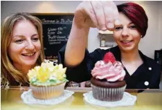 ??  ?? Susanna Hofer und Martina Leyh (von links) mit zwei Cupcake Kreationen.