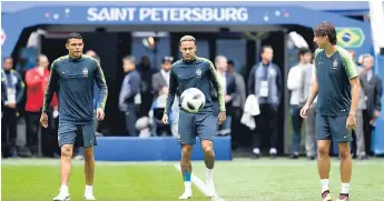  ??  ?? FIGURAS. Silva devolvió un balón a Costa Rica y esto provocó la furia de Neymar.