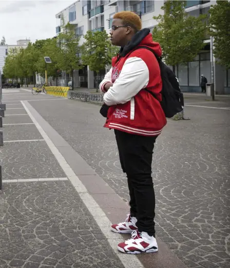  ??  ?? Valaffisch­erna har dykt upp både på Nedre Malms torg och Övre Malms torg. Gymnasiste­n Anas Yusuf studerar utbudet. Han röstar för första gången i år.