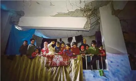  ?? [ FOTO REUTERS ] ?? Kanak-kanak Syria di tempat perlindung­an di bandar Douma, Ghouta Timur, di Damsyik.