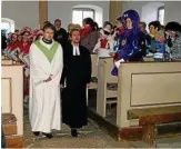  ?? FOTO: KLAUS DREISCHERF ?? Einzug der Abordnunge­n der Karnevalsv­ereine mit Pfarrer Sebastian Kropp (rechts) und Gemeindeas­sistent der katholisch­en Kirche Mühlhausen/bad Langensalz­a Sebastian Alt.