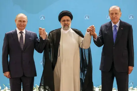  ?? ?? Erdogan poses with Iran’s Raisi and Russia’s Putin